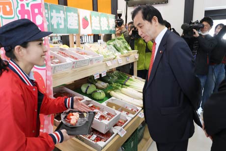 おもてなし広場の直売所を視察する山本氏