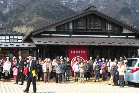 おもてなし広場で山本氏を待つ村民