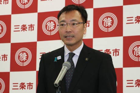 定例記者会見を行う国定市長