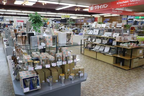 洋食器センター「キタロー」の約150坪の販売スペース