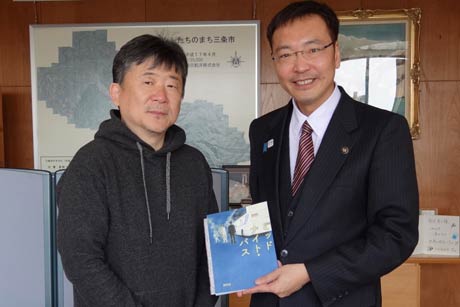  国定市長(右)を表敬訪問した監督・プロデューサーの竹下昌男さん
