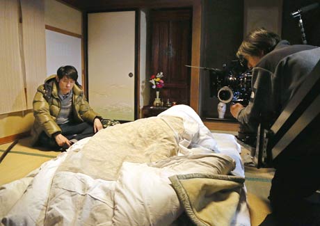 自宅の居間に入ってきた利一と、布団をかぶって寝ている長男・高宮怜司（七瀬公さん）が会うシーン