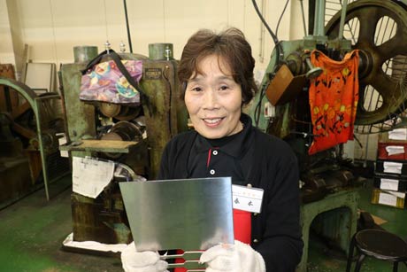 10年間、洋食器製造実演を担当している春木さん