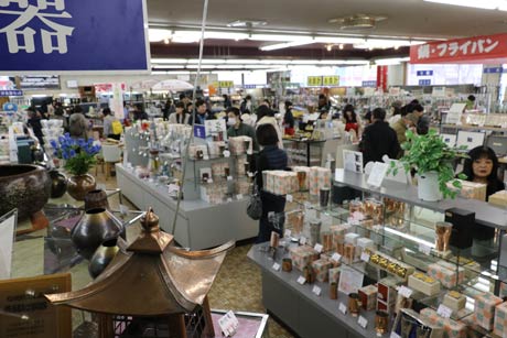  団体客でにぎわう店内