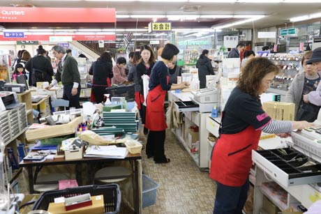 閉店セールでにぎわうキタロー