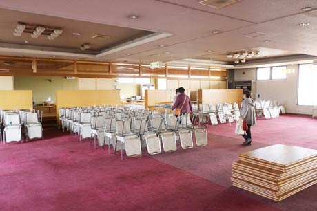 2階の巨大なレストランで昔を懐かしむ遠藤工器の元社員の女性