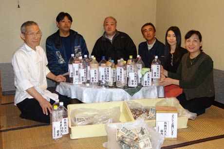 三条飲食店組合の会員各店が設置したペットボトルの募金箱の開封作業