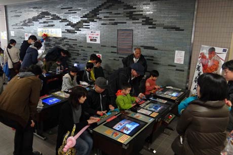 親子でテーブルゲーム機に熱中