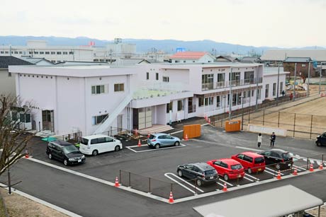 4月1日開所の嵐南保育所、向かって左側が旧南幼稚園の回収部分、右側が増築部分