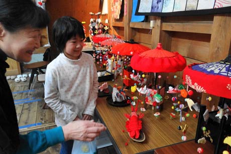  「かじまちの家」の蔵ギャラリーで開かれている地域たすけあいネットワークの手芸サークルのつるし飾り展