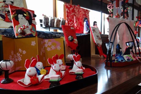  「かじまちの家」の蔵ギャラリーで開かれている地域たすけあいネットワークの手芸サークルのつるし飾り展