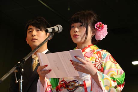 成人のことばを述べる石田さん(右)と西條さん