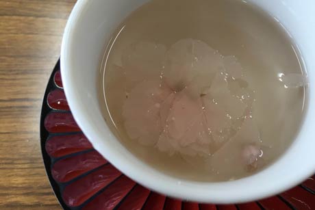 6年生が作った桜茶
