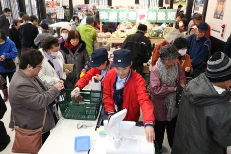 オープン初日のごった返す「農産物直売所やひこ」