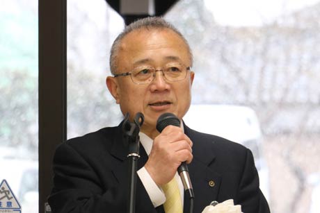 あいさつする小林村長