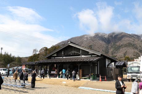 オープニングセレモニーでは季節外れの雪が降ったがみるみる青空が広がった