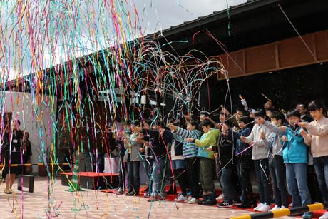 道の駅としてリニューアルオープンした「庭園の郷 保内」をクラッカーを鳴らして祝う