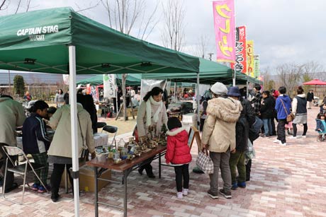  にぎわう出店コーナー