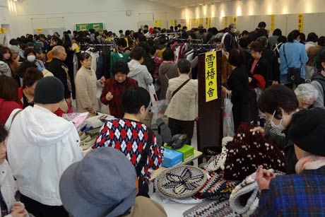 大勢の買い物客でごった返す国際ソロプチミスト新潟-茜の第20回チャリティバザール