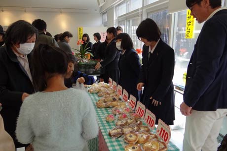 三条商業高校のいかパン屋も出店
