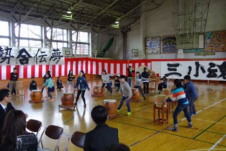 5年生が「凧揚げ太鼓」の演奏を披露