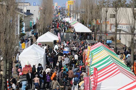 新潟市南区の国道8号を車両通行止めにして26日開かれた「春まちフェスタin南区 ～寄り道していきなせや～」