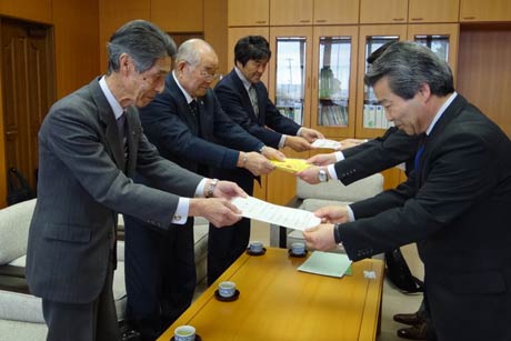 三条市交通安全協会の加藤紋次郎会長らから三条市教育委員会に目録などを手渡す