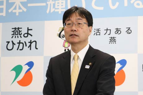  記者会見する鈴木市長