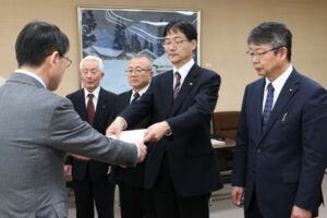 吉田高と分水高を特色ある高校として存続させようと県教委に提案書
