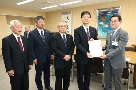左から武石雅之弥彦村議会議長、中山真二燕市議会議長、小林豊彦弥彦村長、鈴木力燕市長、池田県教育長