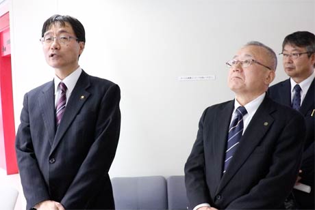 提案書提出後の鈴木市長と小林村長