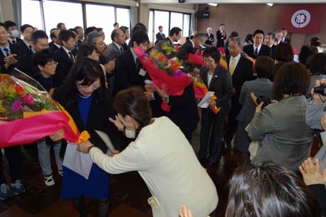 花道を退場する退職者