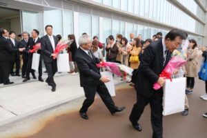 燕市の職員退任式後、現役職員に見送られる退職者