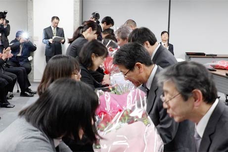 退職者に部下から花束を贈呈