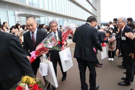 燕市職員退任式