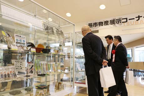  燕市物産展示コーナーで燕市の金属製品も販売できるようになった