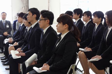 緊張して訓示を聞く新採用職員