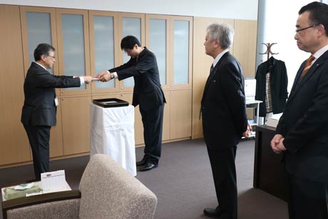 燕市の辞令交付式