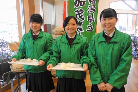 「ただいまーと」で実習米でにぎった試食用おにぎりをふるまう県立加茂農林高校の生徒