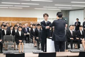 燕市で新規採用職員26人の入庁式