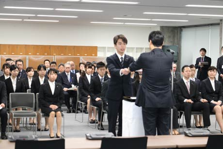 燕市で新規採用職員26人の入庁式