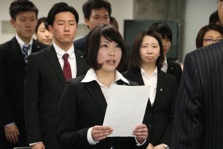 決意の言葉を述べる新規採用職員の志賀さん