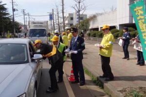 三条市役所前に交通指導所を開設して交通事故防止を呼びかけ
