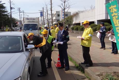 三条市役所前に交通指導所を開設して交通事故防止を呼びかけ