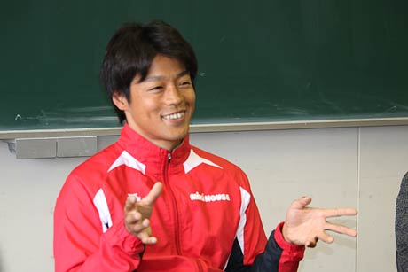  分水高校でカヌー部員と話す羽根田卓也選手