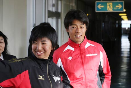 カヌー部員の案内で校内の運動施設を見学する羽根田卓也さん