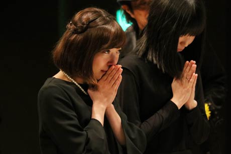3月30日開かれた大井秀一さんの葬儀兼お別れ会で大井さんの遺影に花を手向けて手を合わせる山崎日菜さん