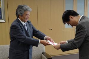 鈴木市長に150万円の寄付を手渡す日本金属ハウスウェア工業組合の池田弘理事長