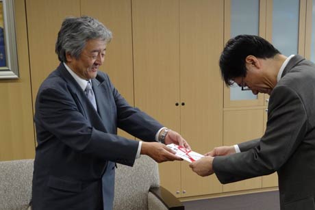 鈴木市長に150万円の寄付を手渡す日本金属ハウスウェア工業組合の池田弘理事長