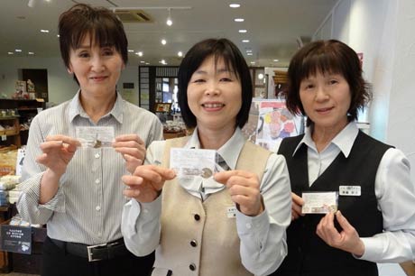  9日ま露天風呂のリニューアルを記念して「ご縁」にかけた5円玉と八木神社・石沢功宮司が描いた八木ケ鼻のスケッチを印刷したカードをプレゼント